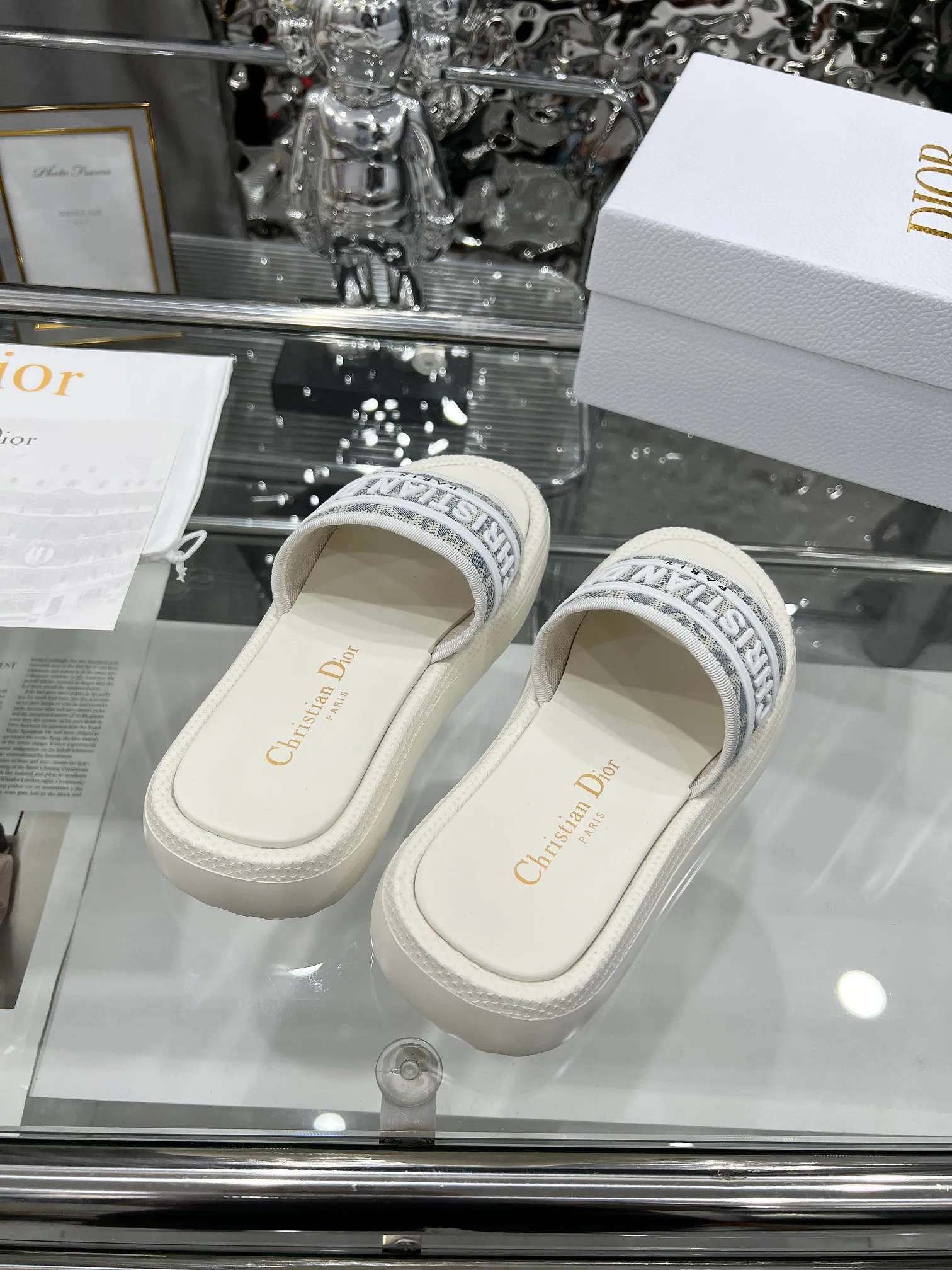 👟👟Ex-factory price 360👟👟 Dior Dior spring and summer catwalk newly upgraded sandal series classic thick-soled sandals original 1:1 development soft and delicate foot feel extremely comfortable versatile style original foam outsole 💝💝💝easy to control, 3 colors available, medium size 35-40 (41-42 customized)